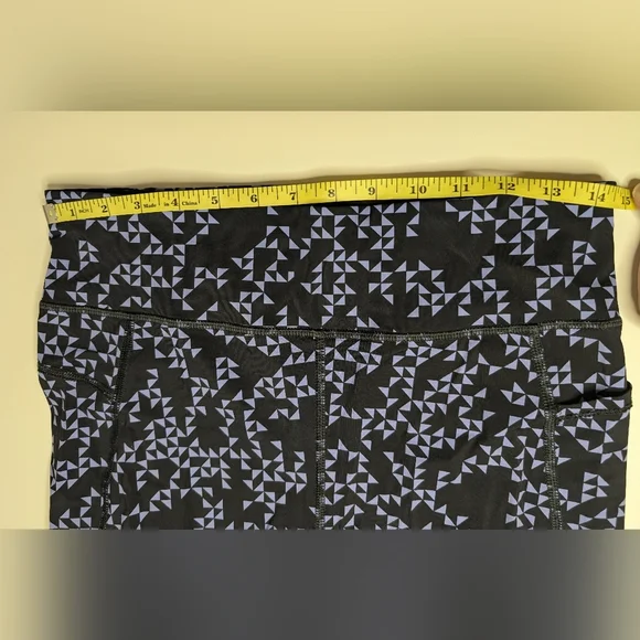 Sweaty Betty L (US 12) Zero Gravity 7/8 Length Black with Light Blue Geometric - Picture 14 of 14